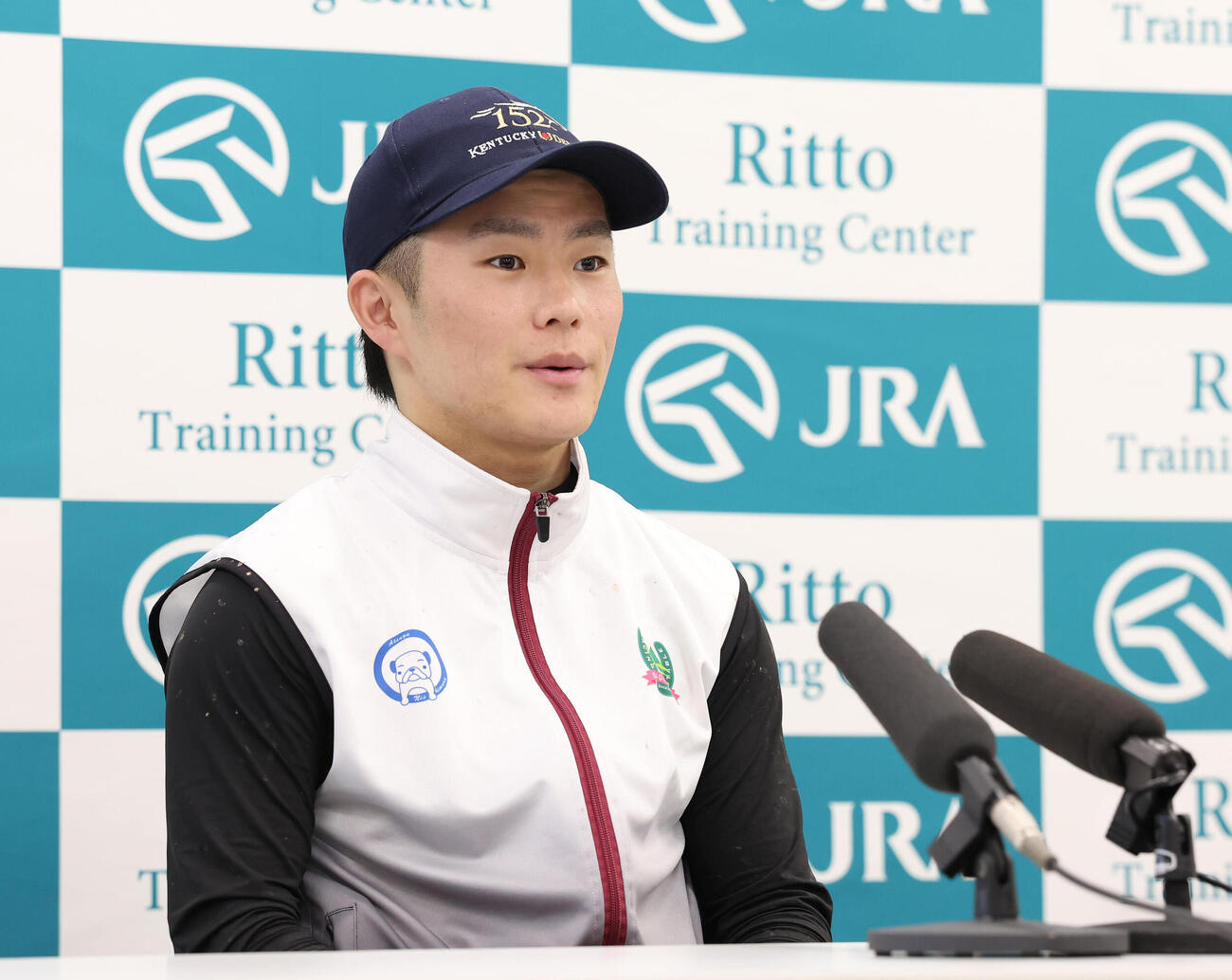 ダービーの共同会見で質問に答える西村淳也騎手（撮影・白石智彦）