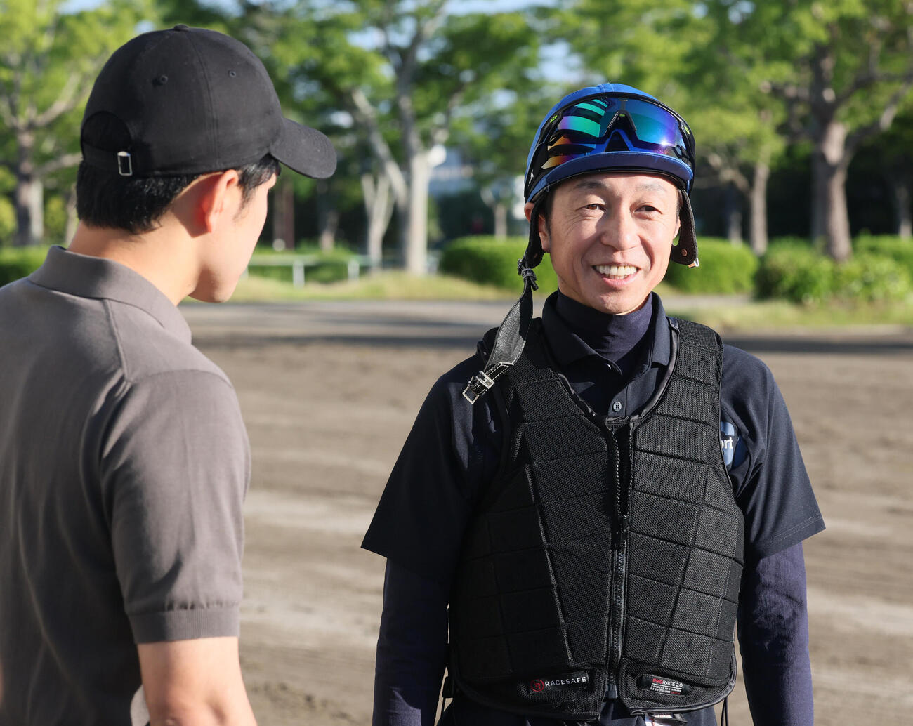 ゴーイントゥスカイの最終追い切りを前に上原佑紀調教師と話す武豊騎手（撮影・丹羽敏通）