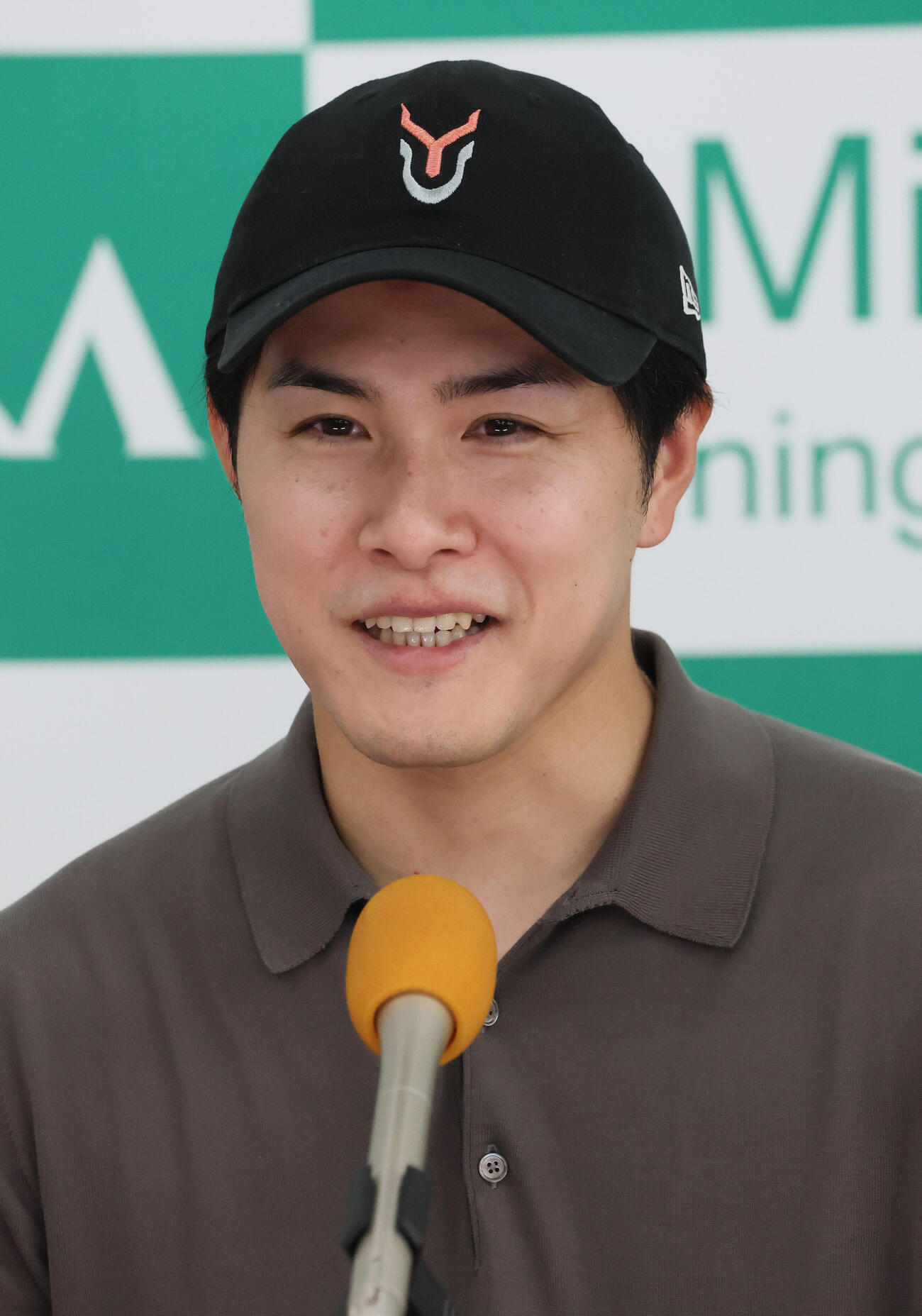 4頭のダービー出走予定馬の最終追い切りを終えて記者会見する上原佑紀調教師（撮影・丹羽敏通）