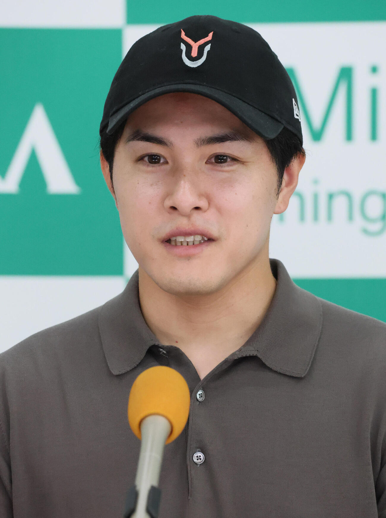 4頭のダービー出走予定馬の最終追い切りを終えて記者会見する上原佑紀調教師（撮影・丹羽敏通）