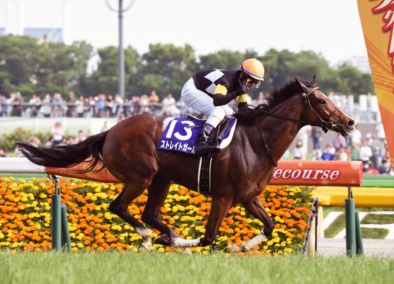 直線でミッキークイーンを2馬身半離しヴィクトリアマイルを制したストレイトガール騎乗の戸崎圭太騎手はガッツポーズを見せる（2016年5月15日撮影）