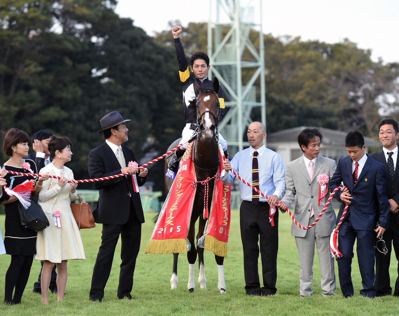 スプリンターズSを制したストレイトガール鞍上戸崎圭太騎手は口取りでガッツポーズ（2015年10月4日撮影）
