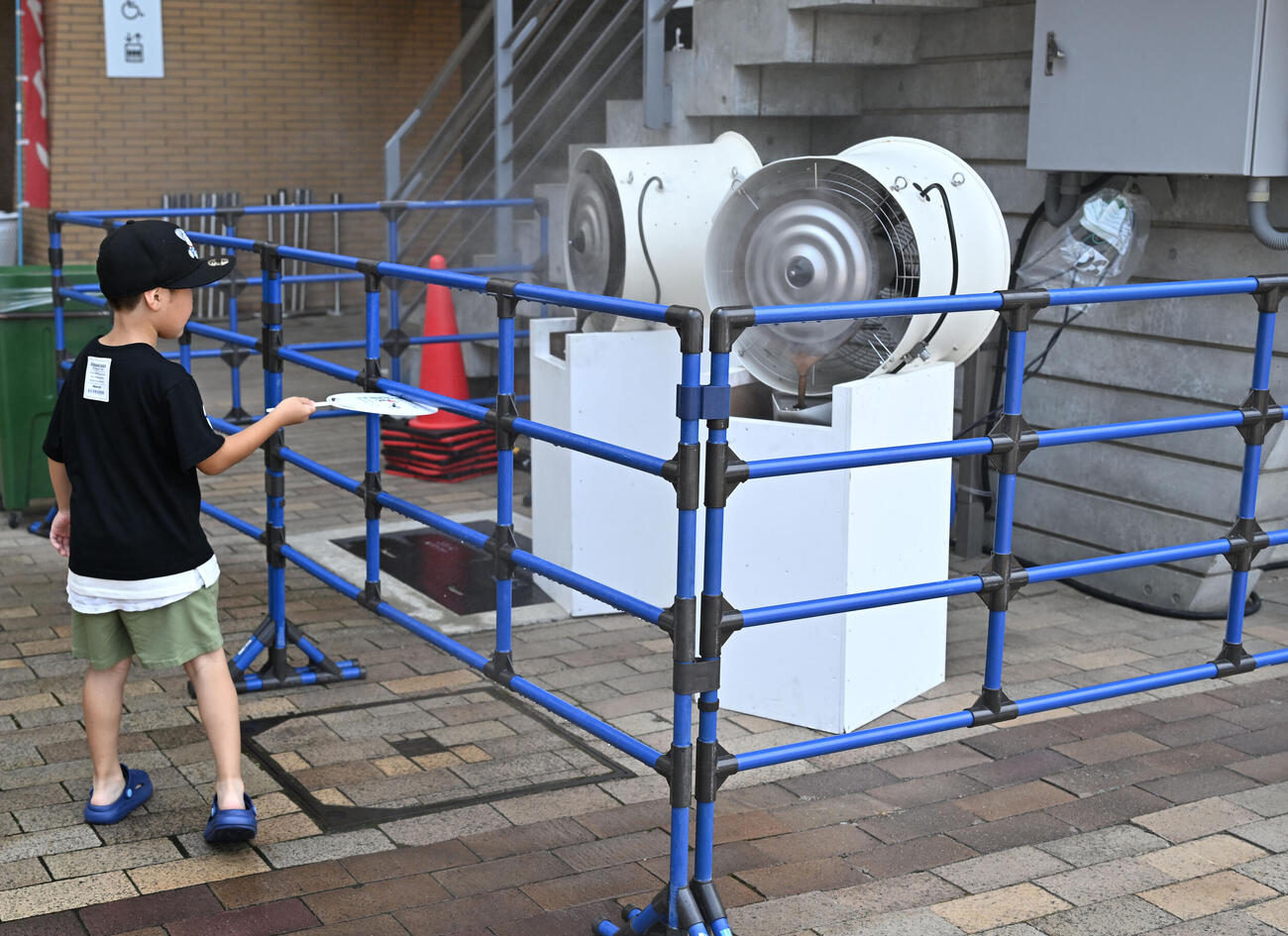 暑さ対策として屋外エリアに設置されたミスト噴霧器（2025年7月撮影）