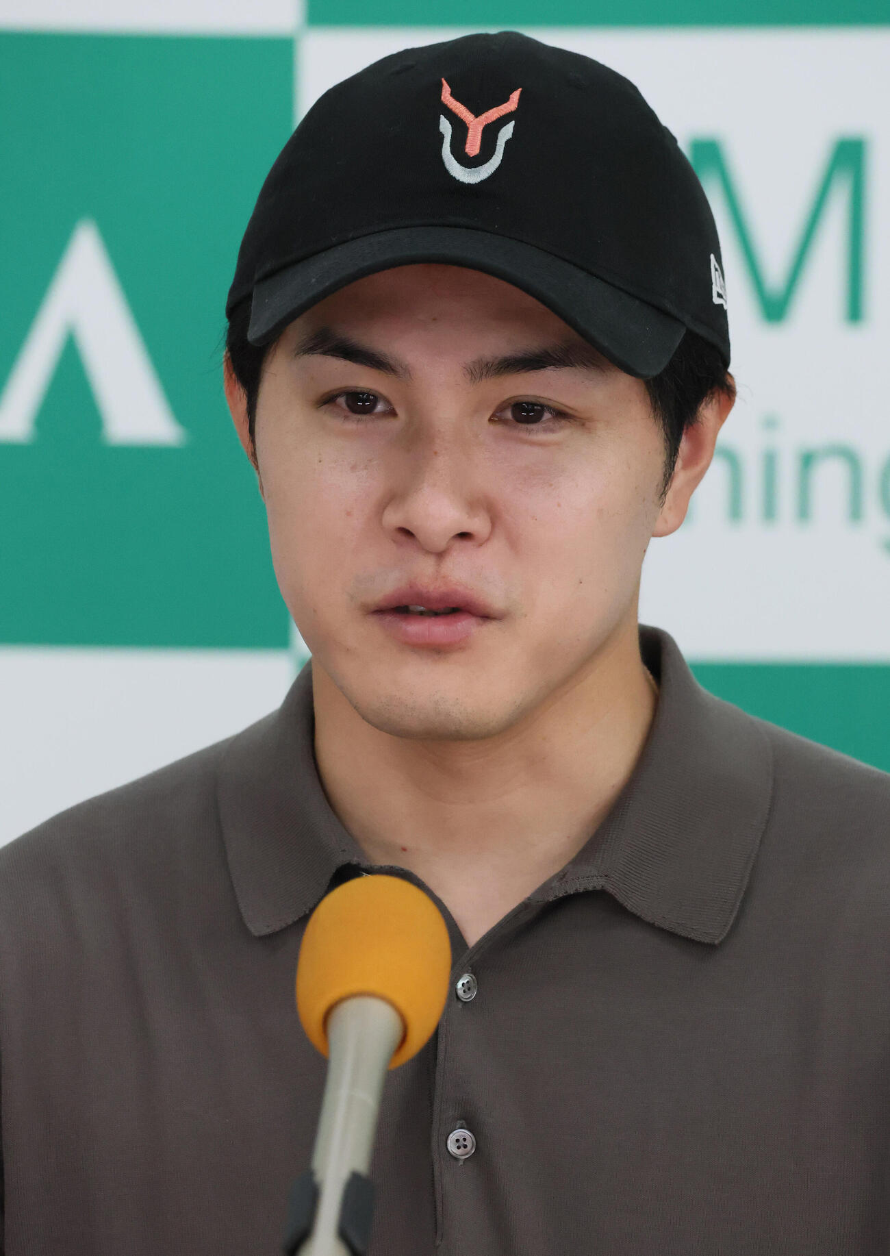 28日、4頭のダービー出走予定馬の最終追い切りを終えて記者会見する上原佑紀調教師