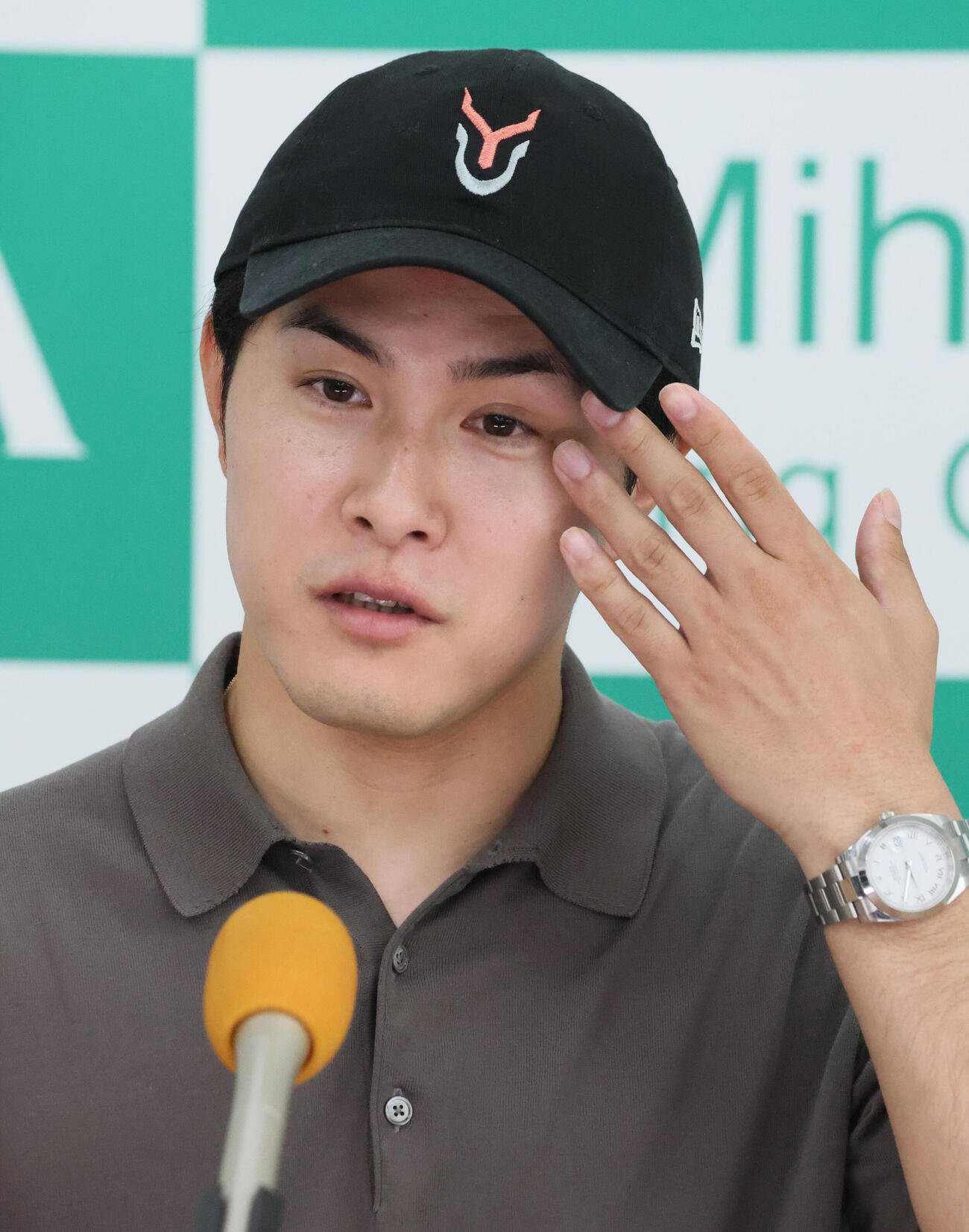 28日、4頭のダービー出走予定馬の最終追い切りを終えて記者会見する上原佑紀調教師