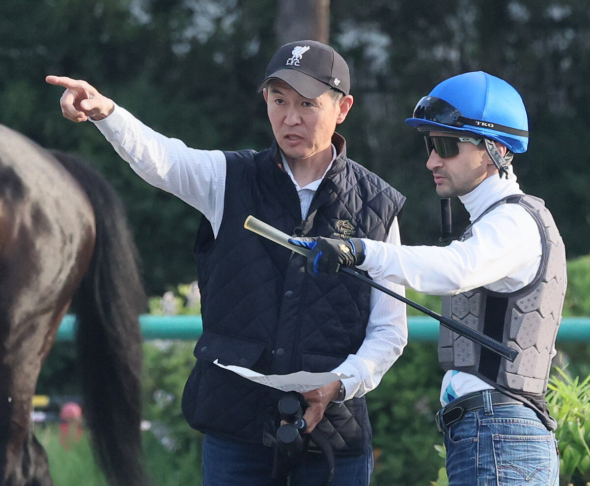 パントルナイーフ1週前追い切りで打ち合わせする木村哲也調教師とルメール騎手（2026年5月20日撮影）