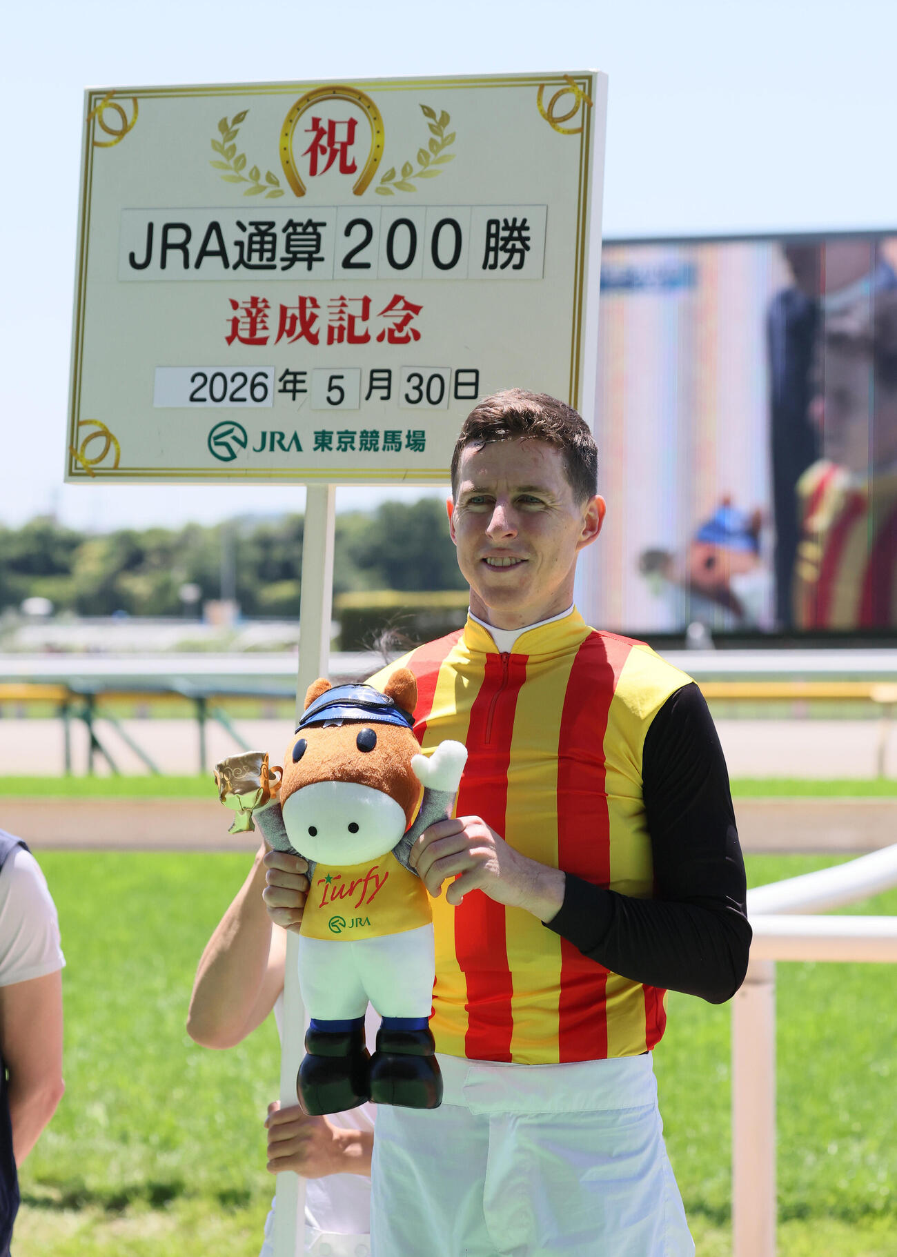 東京3RでJRA通算200勝を達成したダミアン・レーン騎手（撮影・丹羽敏通）