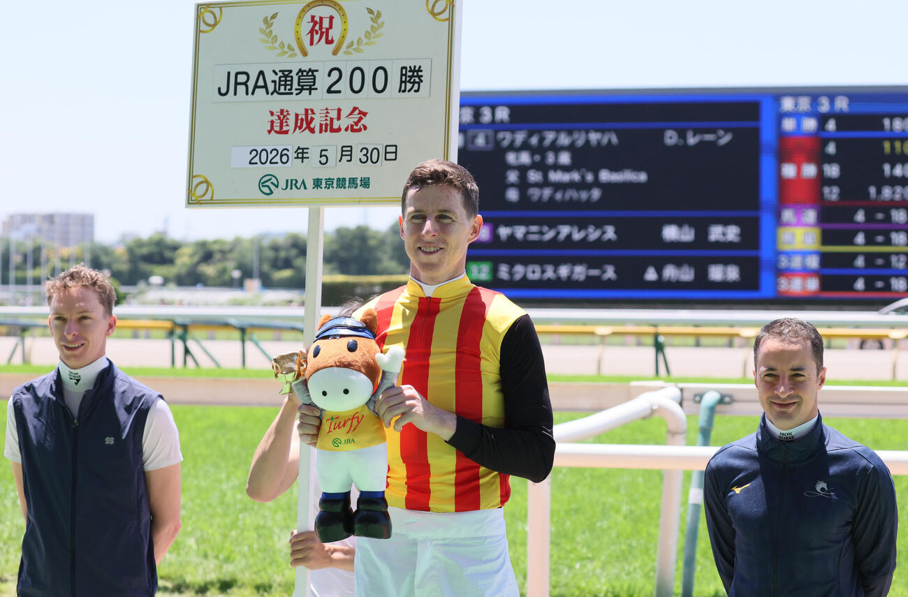 東京3R、3歳未勝利戦をワディアルリヤハで制してJRA通算200勝を達成したダミアン・レーン騎手（撮影・丹羽敏通）