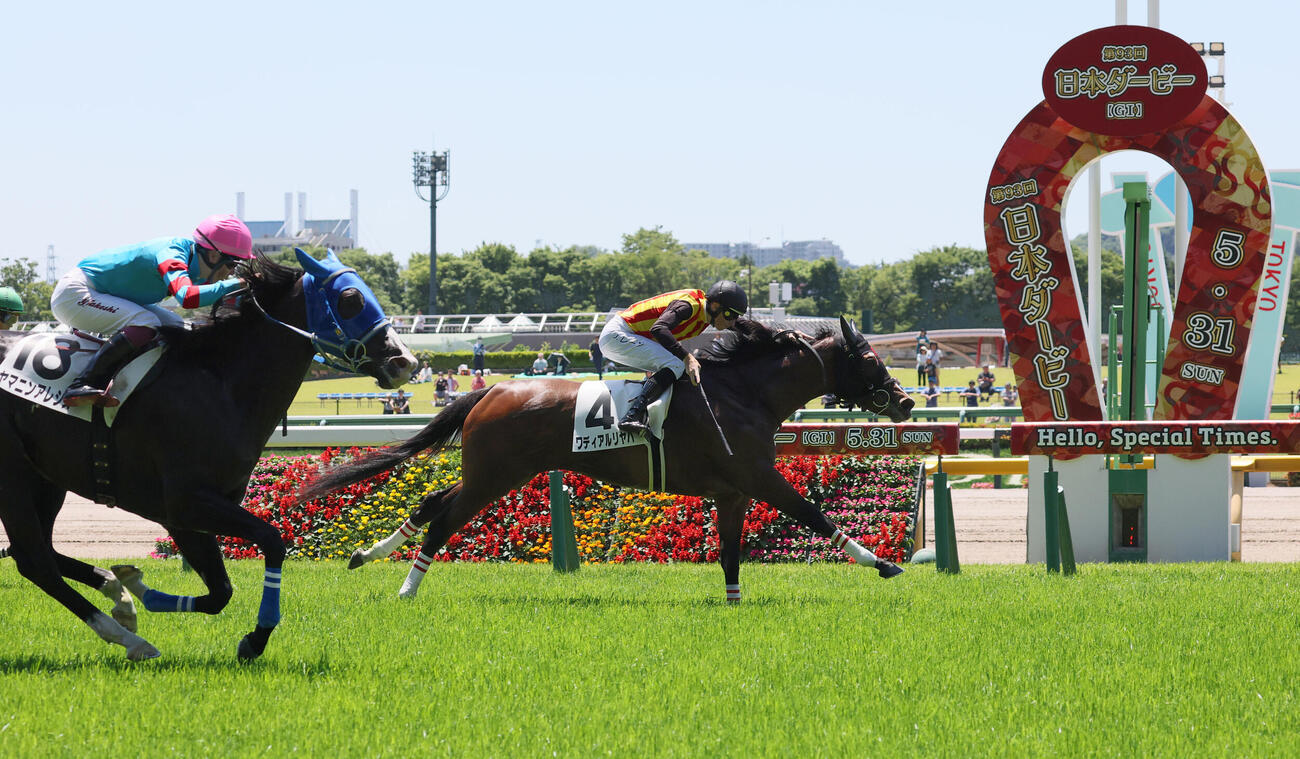 東京3R、3歳未勝利戦を制したワディアルリヤハとダミアン・レーン騎手（右）。左は2着ヤマニンアレシス（撮影・丹羽敏通）