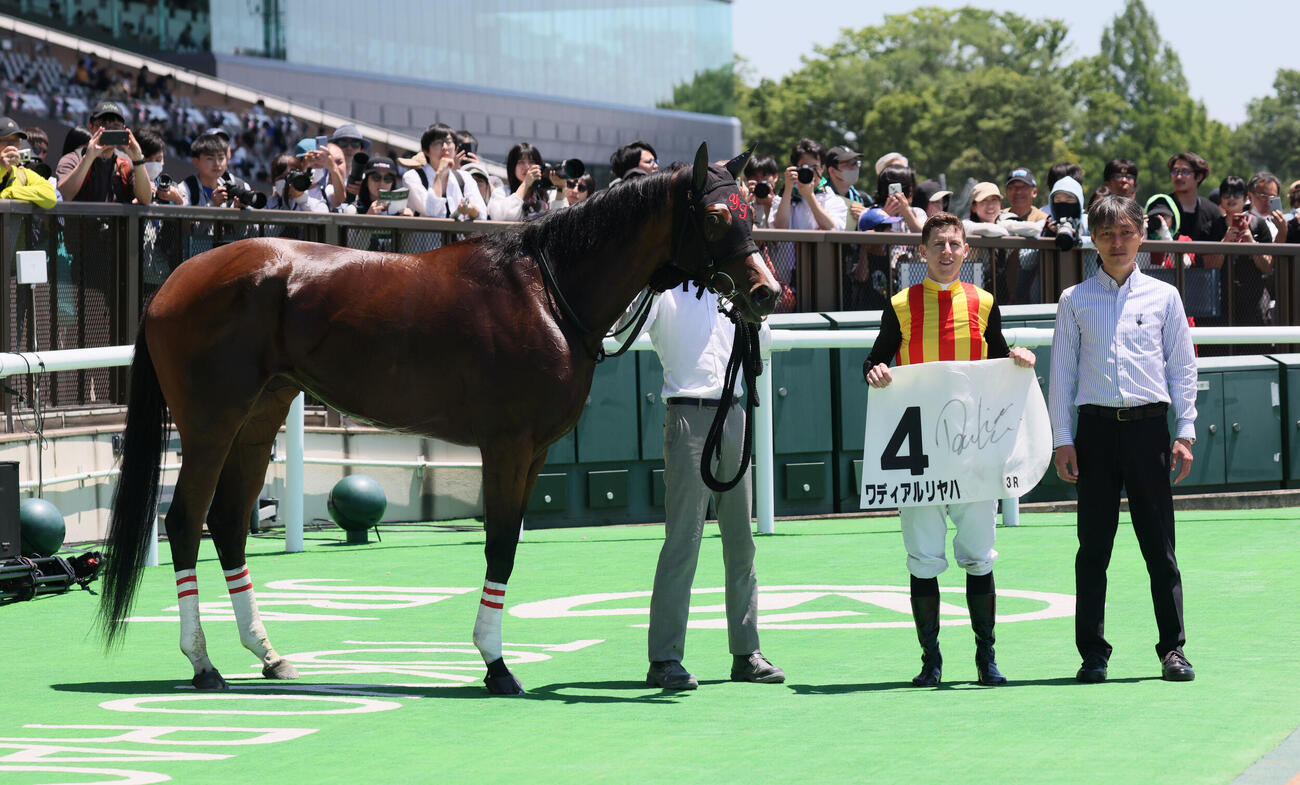 東京3R、3歳未勝利戦を制したワディアルリヤハの口取りをするダミアン・レーン騎手（撮影・丹羽敏通）