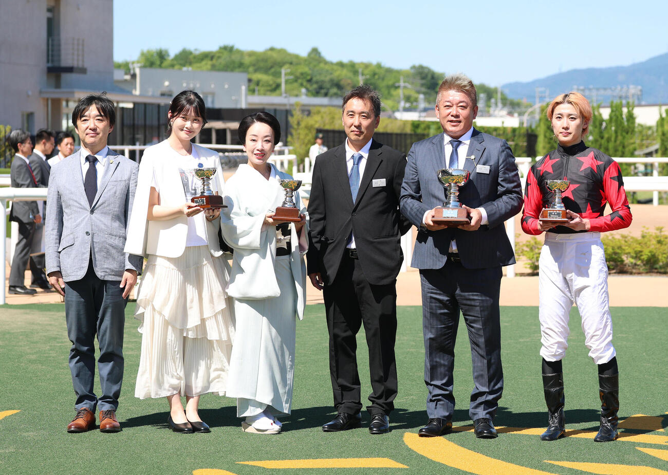 イッテラッシャイでて鳳雛Sを制し記念写真に納まる堀江貴文氏（右から2人目）（撮影・白石智彦）