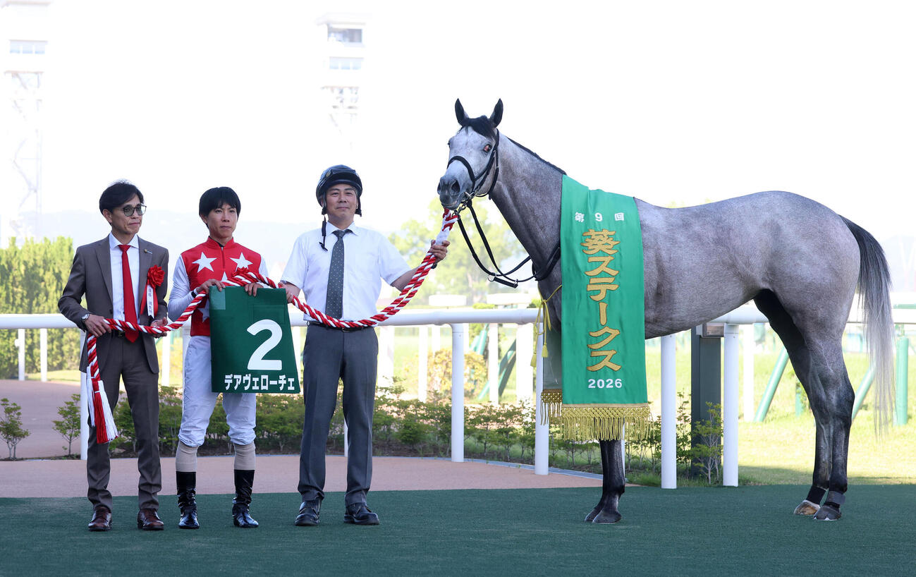葵Sを制したデアヴェローチェと口取りに並ぶ、左から上村師、北村友一騎手（撮影・白石智彦）