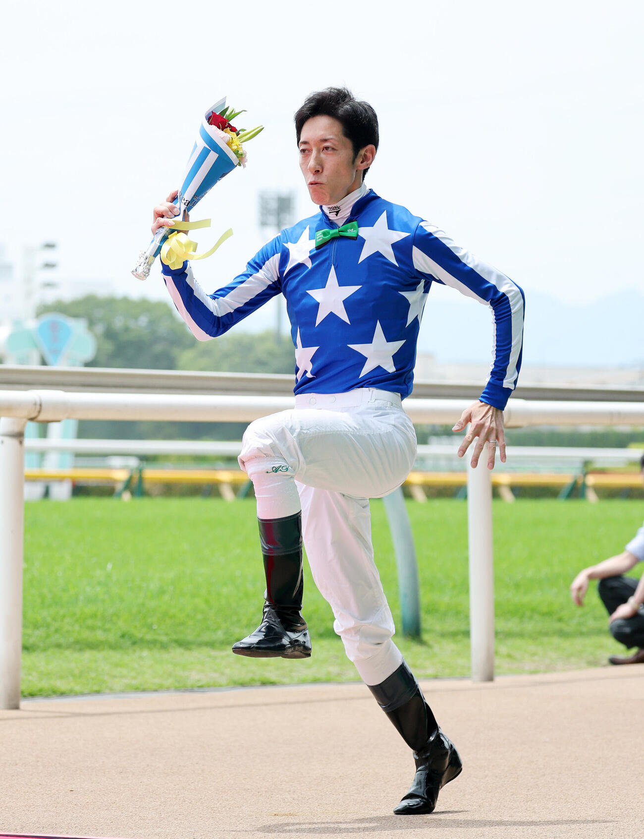 両足を高く上げて小走りするパフォーマンスでダービージョッキー紹介に臨む津村明秀騎手（撮影・鈴木正人）