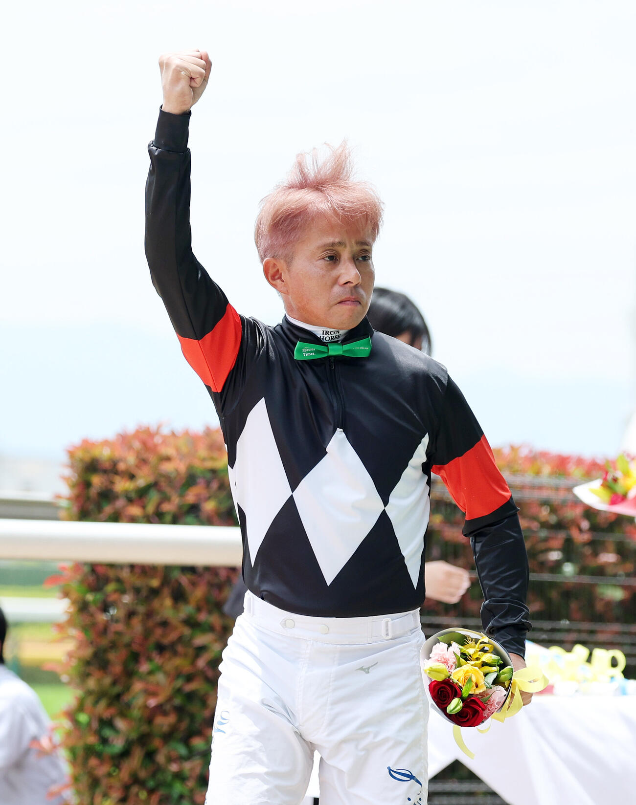 ダービージョッキー紹介に臨む岩田康誠騎手は力強くガッツポーズ（撮影・鈴木正人）
