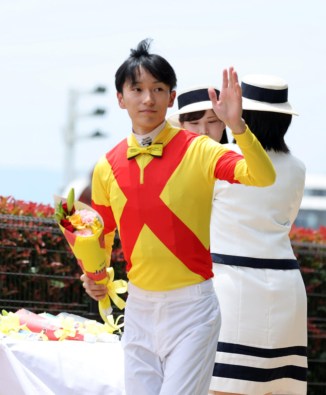 ダービージョッキー紹介に臨む坂井瑠星騎手（撮影・鈴木正人）