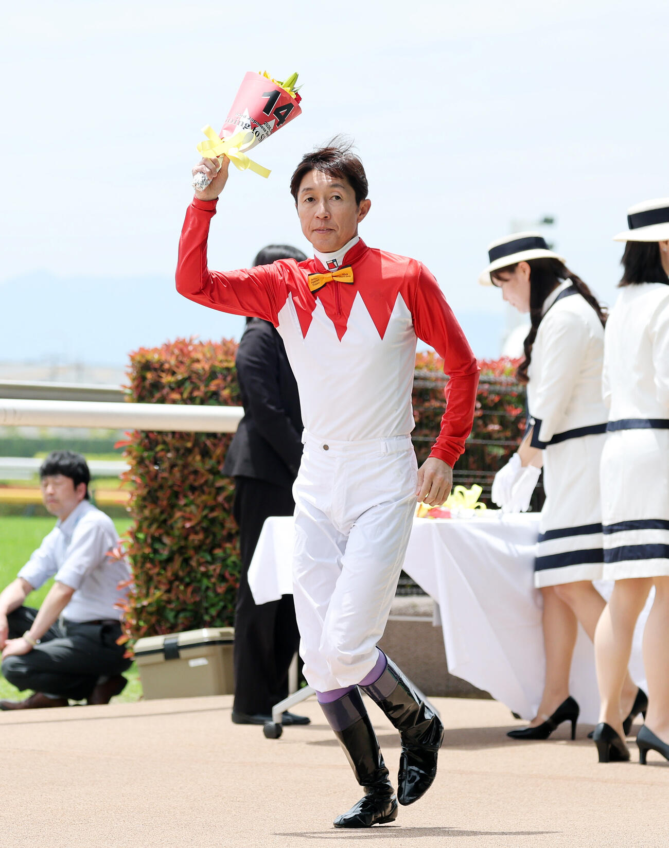 ダービージョッキー紹介に臨む武豊騎手（撮影・鈴木正人）