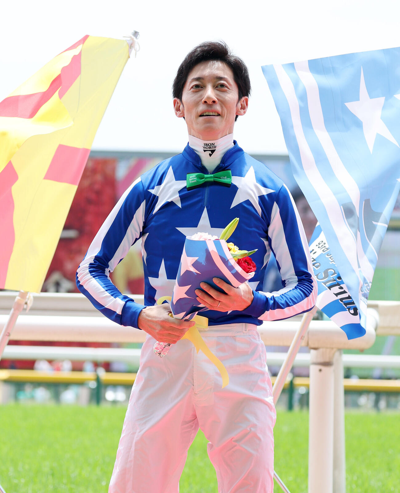 ダービージョッキー紹介に臨む津村明秀騎手（撮影・鈴木正人）
