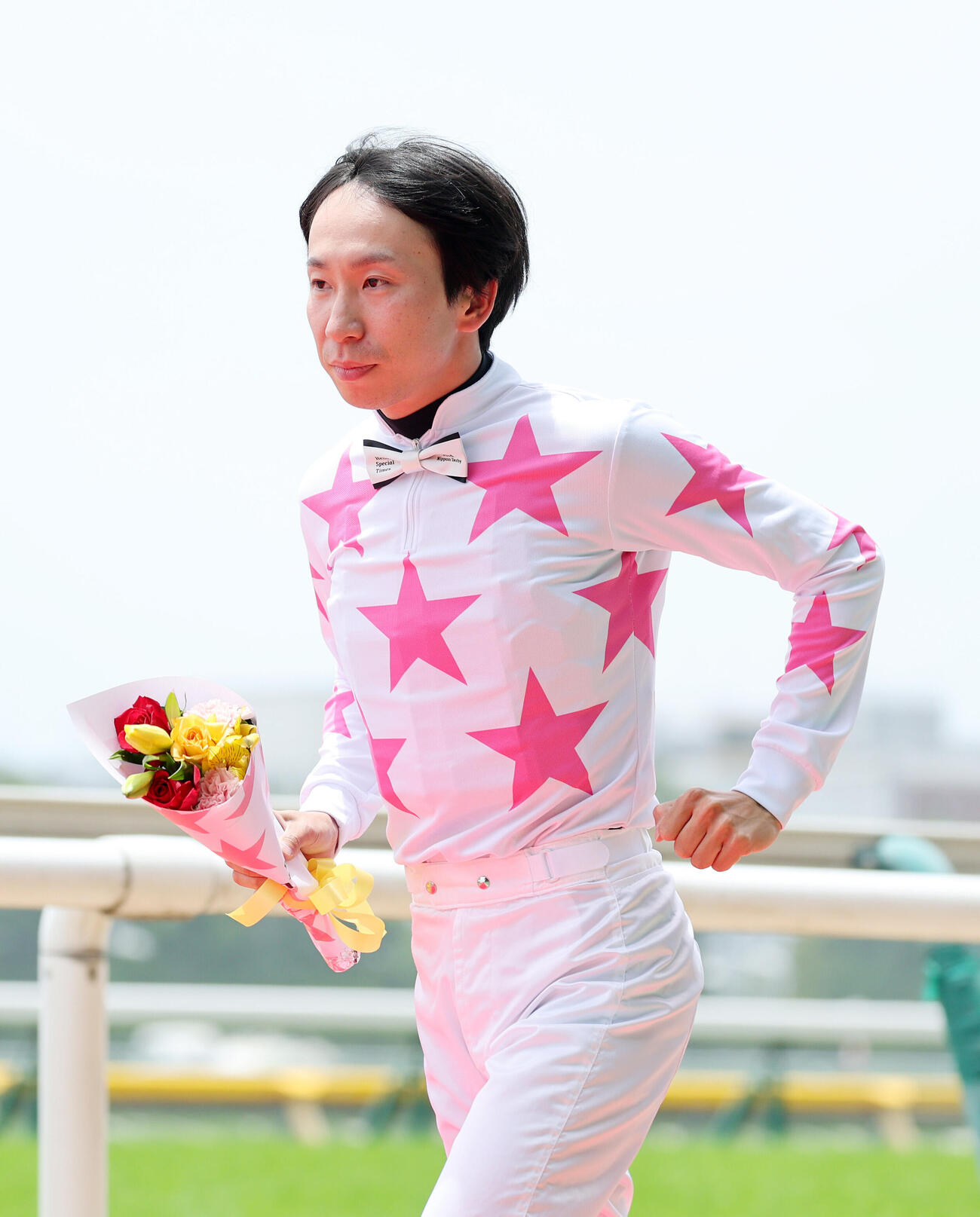 ダービージョッキー紹介に臨む横山和生騎手（撮影・鈴木正人）