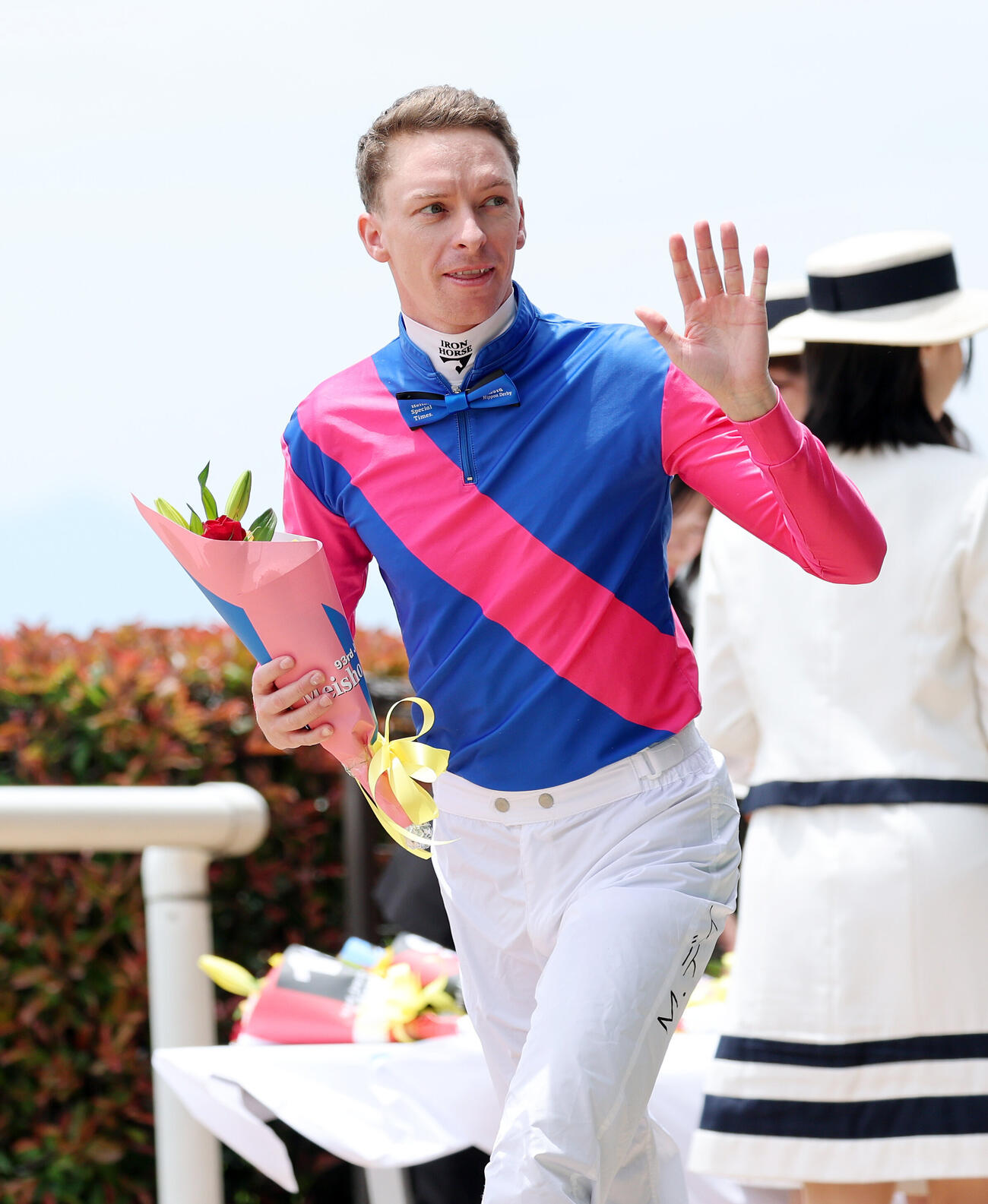 ダービージョッキー紹介に臨むM・ディー騎手（撮影・鈴木正人）