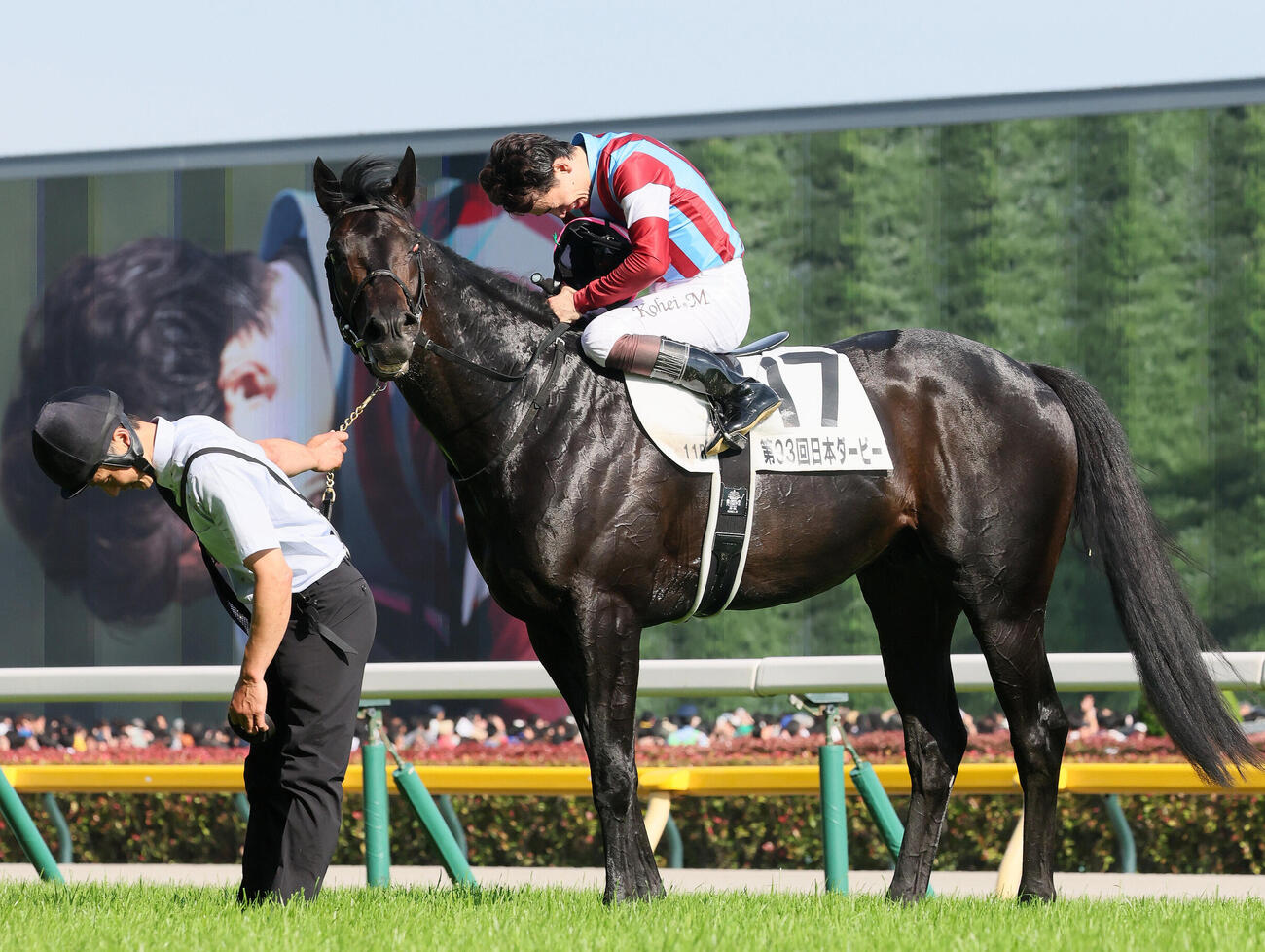ロブチェンでダービーを制した松山弘平騎手は馬上で一礼する（撮影・丹羽敏通）