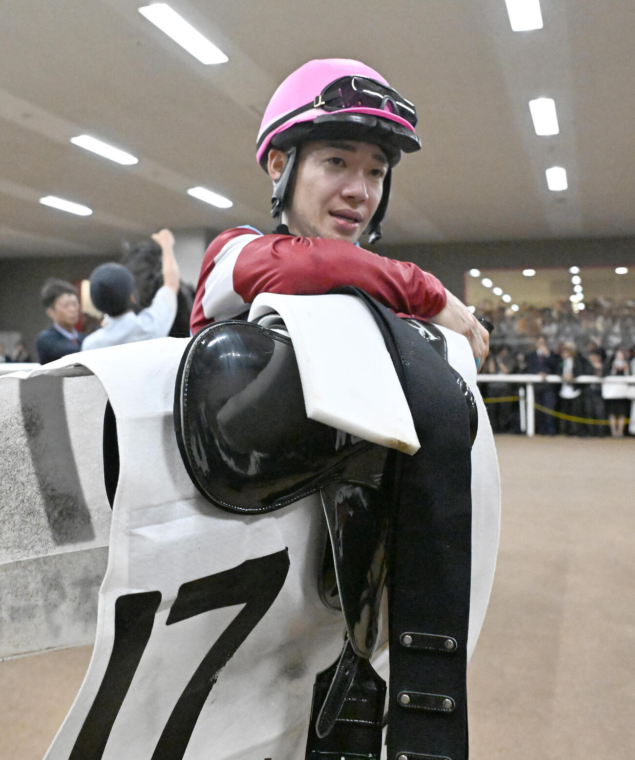 ダービーをロブチェンで制しスタッフと抱き合って喜ぶ松山弘平騎手（撮影・千葉一成）