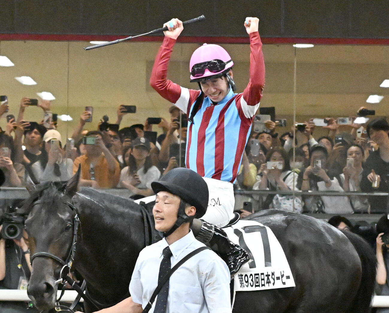 ダービーをロブチェンで制し、鞍上でガッツポーズの松山弘平騎手（撮影・千葉一成）