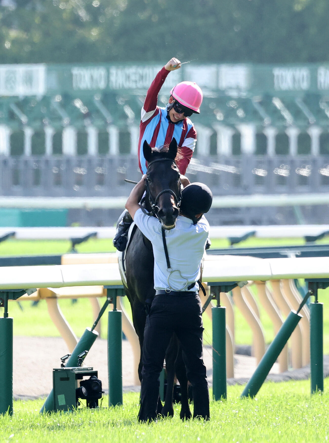 日本ダービーを制したロブチェンとガッツポーズする松山弘平騎手（撮影・鈴木正人）