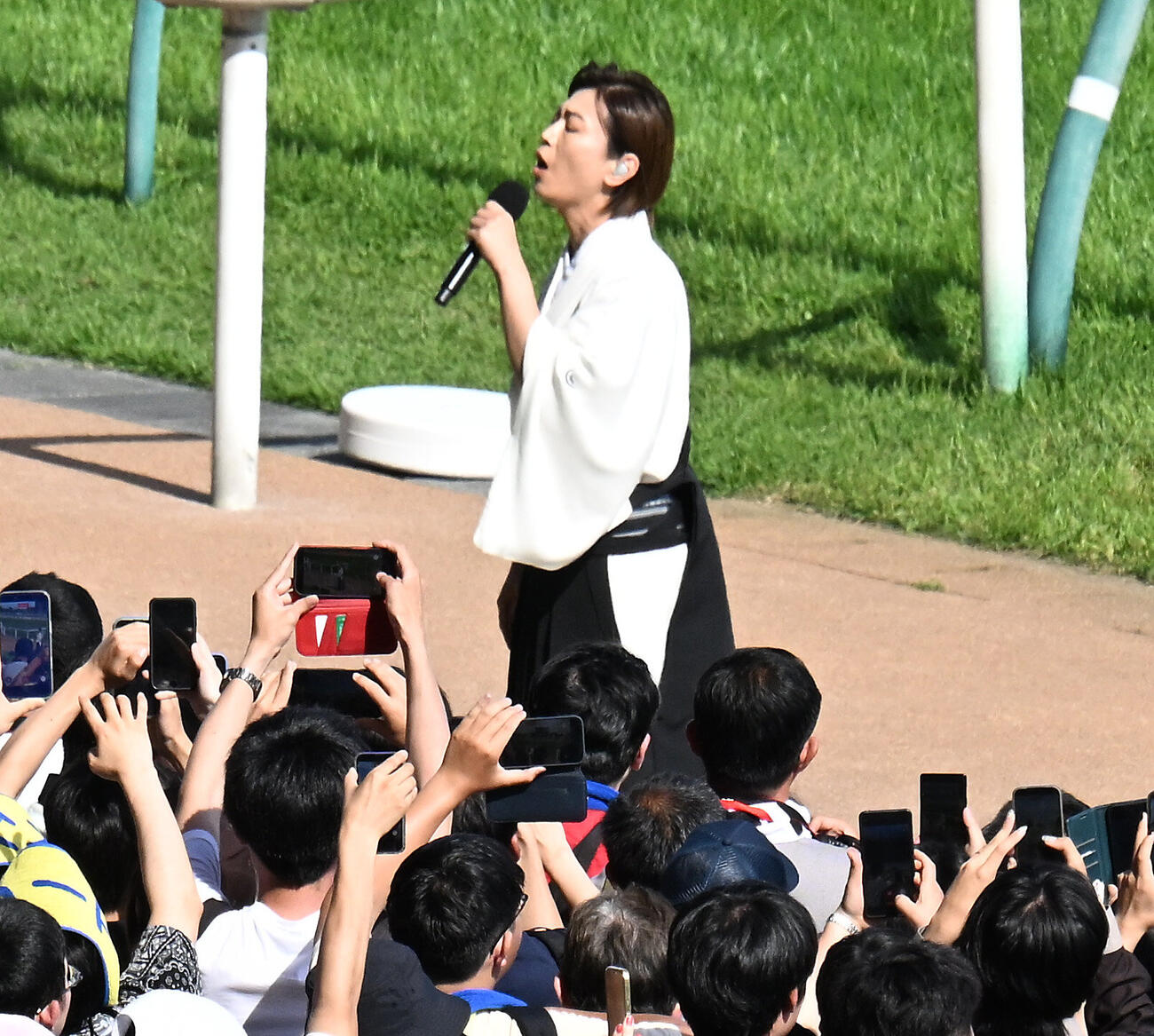 ダービーを前に君が代を独唱する氷川きよし（撮影・千葉一成）