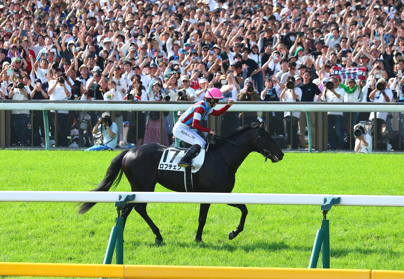 ロブチェンで日本ダービーを制し大歓声にガッツポーズで応える松山弘平騎手（撮影・野上伸悟）