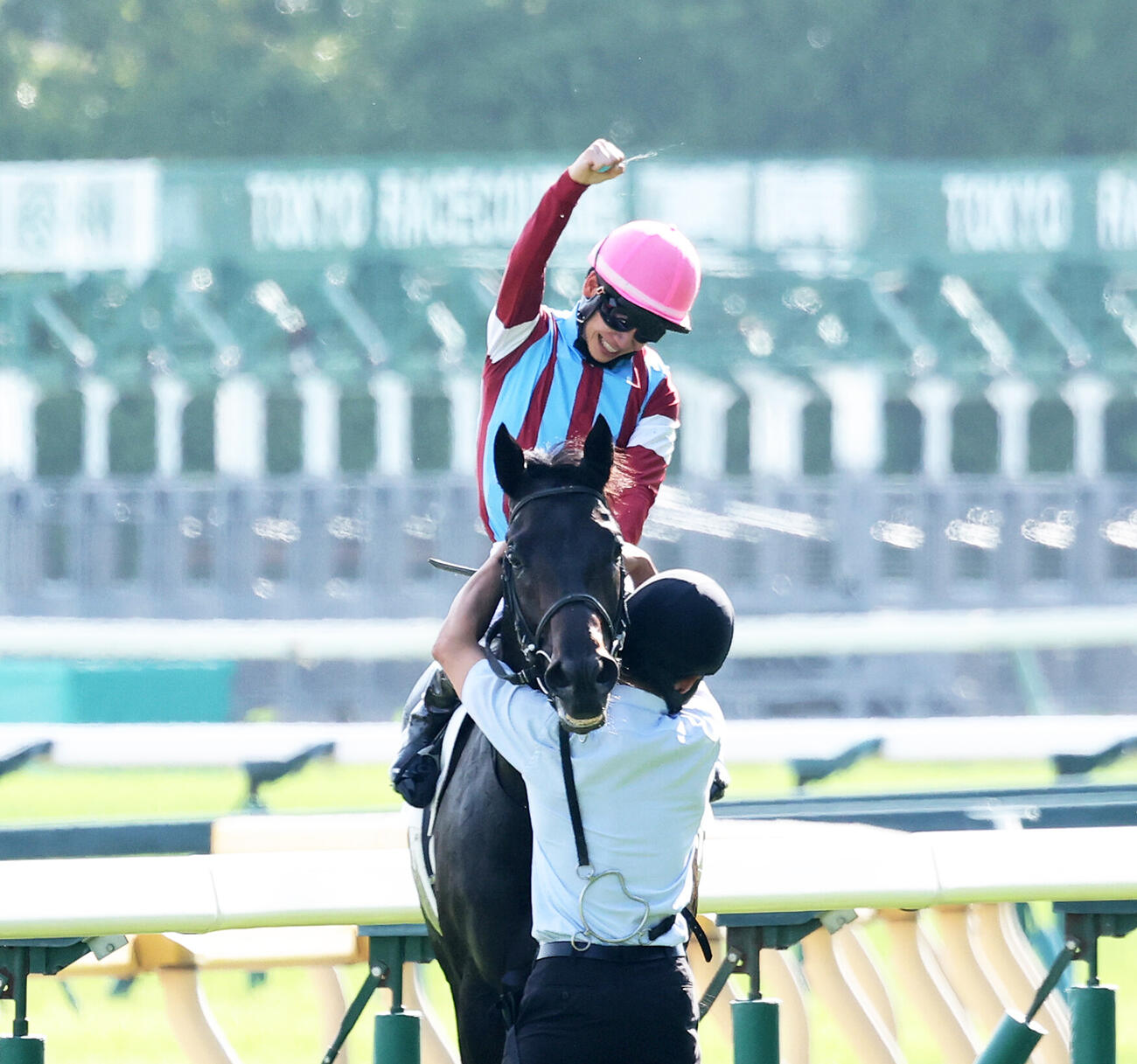 ダービーを制したロブチェンとガッツポーズする松山弘平騎手（撮影・鈴木正人）