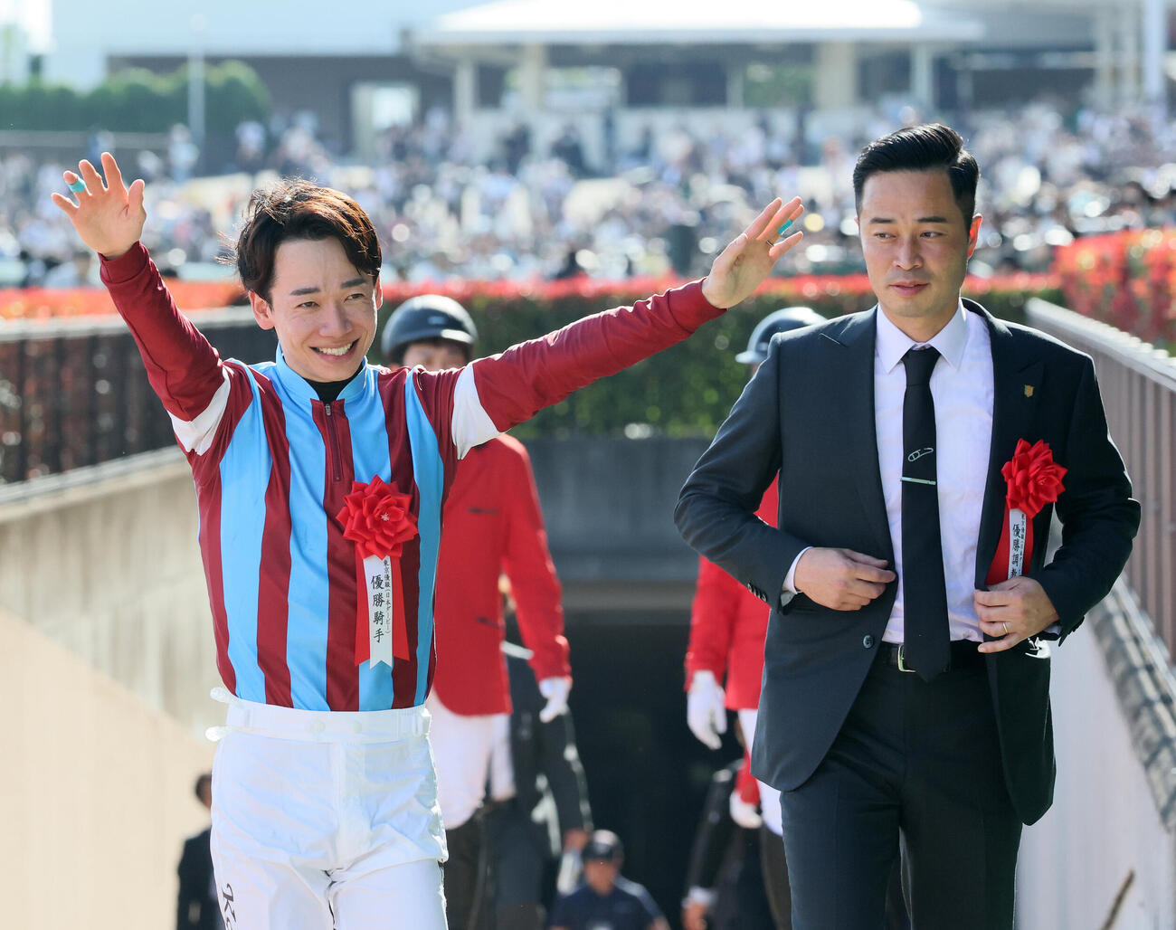 口取りに向かう松山弘平騎手と杉山晴紀調教師（撮影・丹羽敏通）