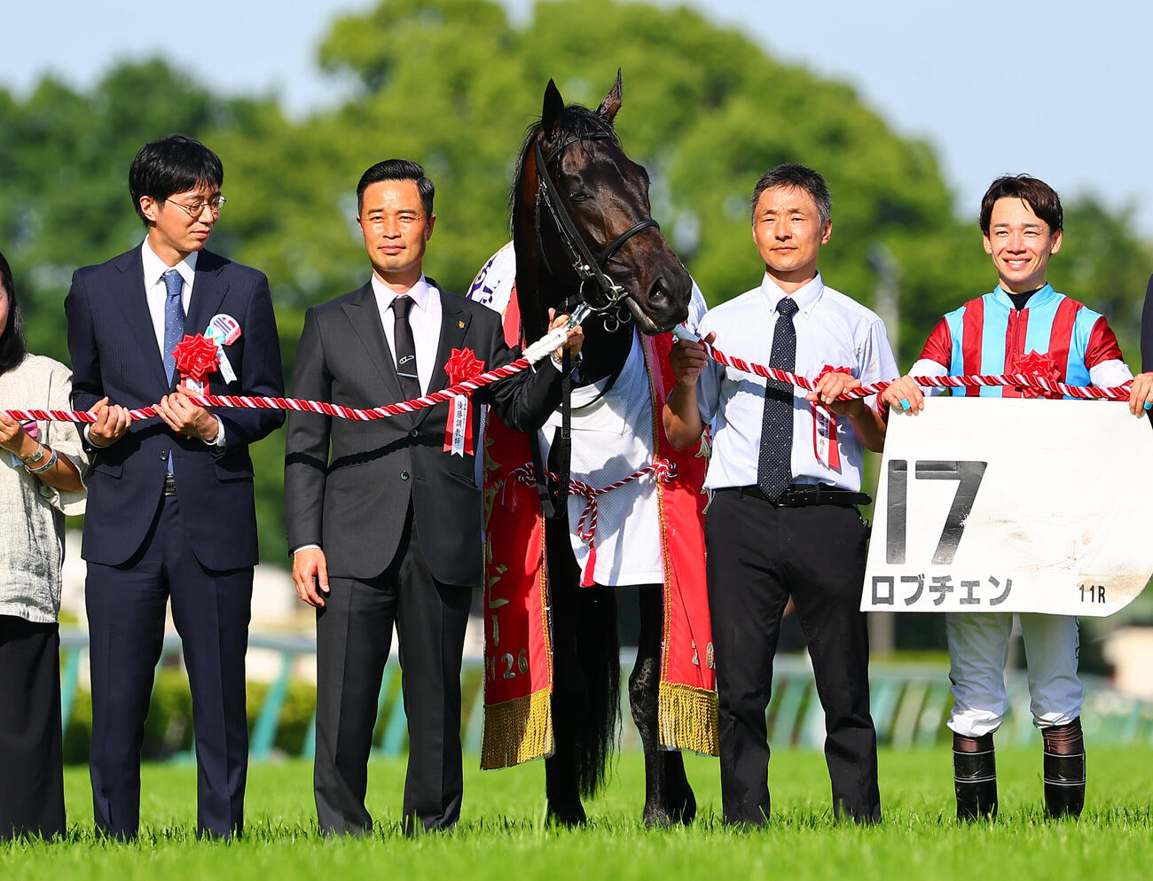 ロブチェンで日本ダービーを制し口取りをする松山弘平騎手（右端）、杉山晴紀調教師（左から2人目）ら