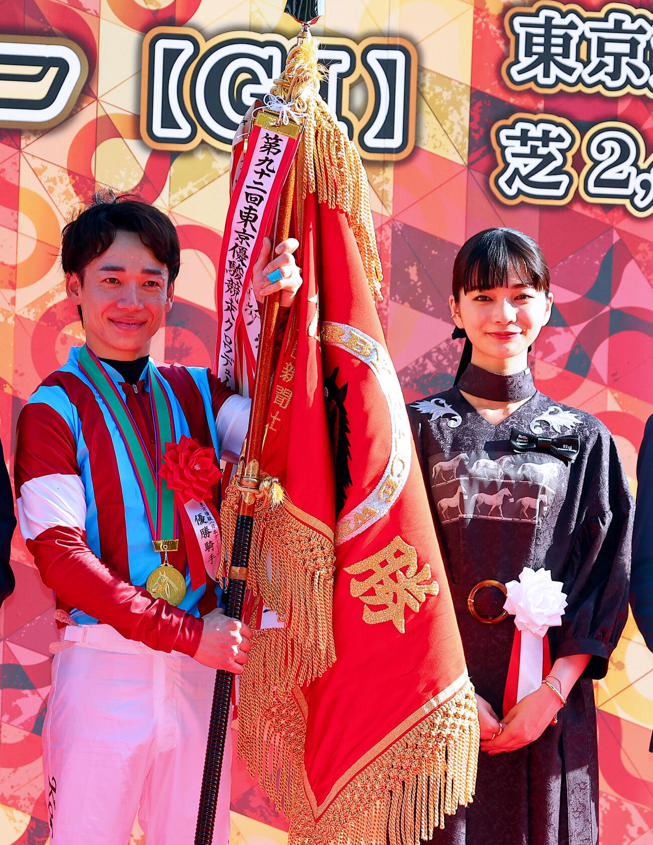 日本ダービーを制し見上愛（右）に祝福される松山弘平騎手（撮影・野上伸悟）