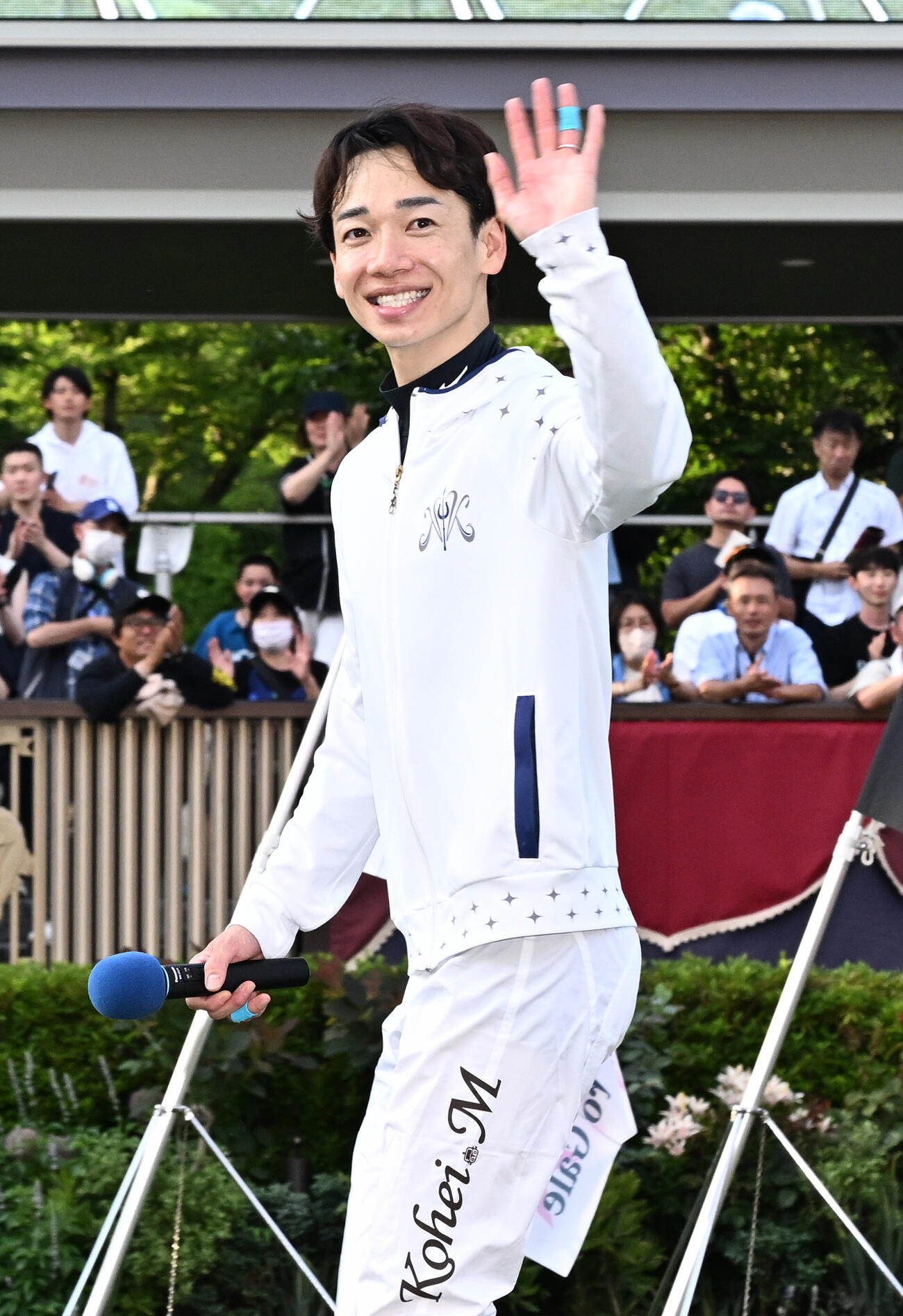 レース後のトークショーに登場し、ファンに手を振る松山弘平騎手（撮影・千葉一成）