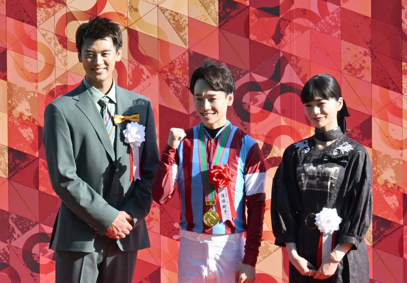 ダービーをロブチェンで制し、竹内涼真（左）、見上愛（右）と記念撮影に納まる松山弘平騎手（撮影・千葉一成）