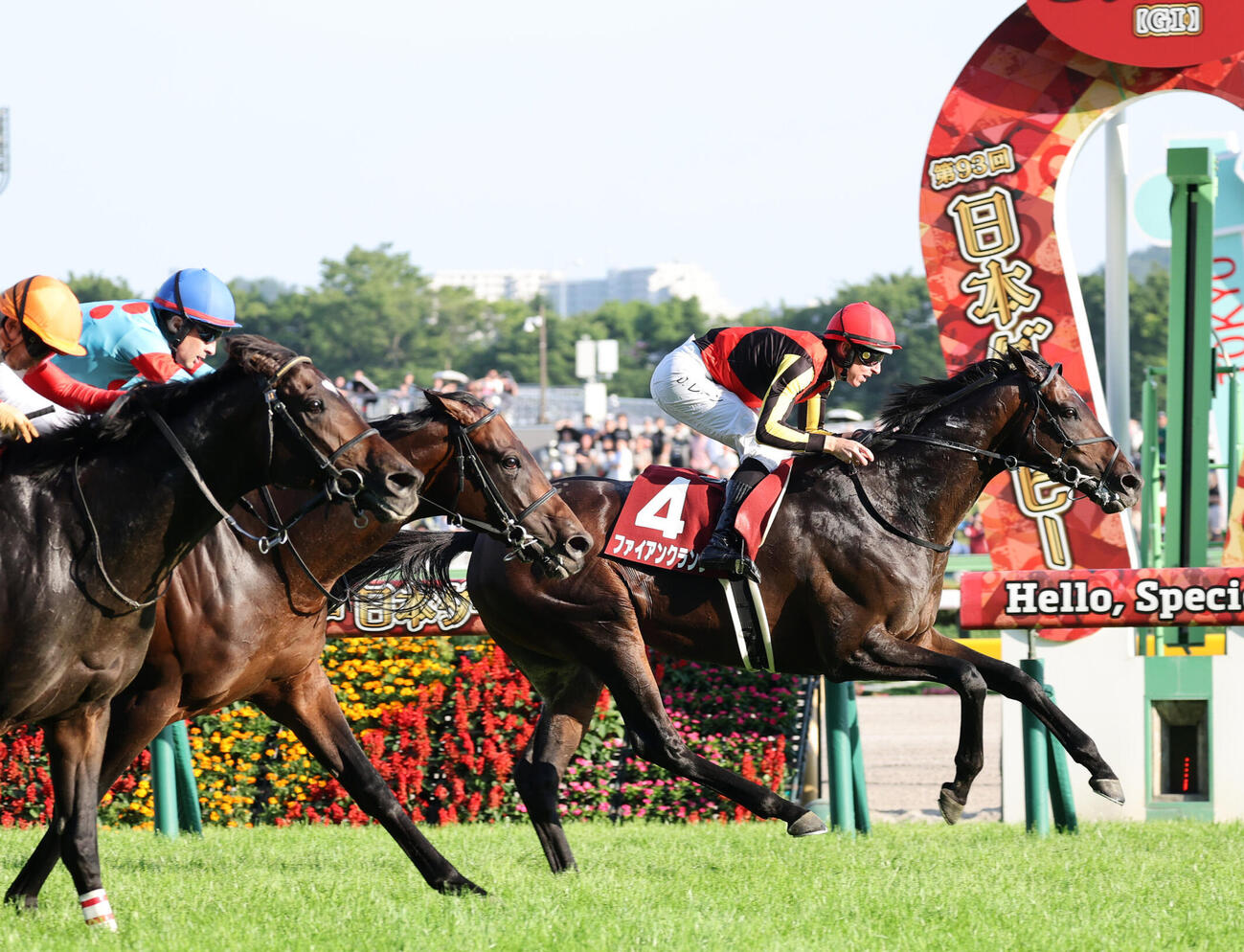 目黒記念を制したファイアンクランツとD・レーン騎手（撮影・鈴木正人）