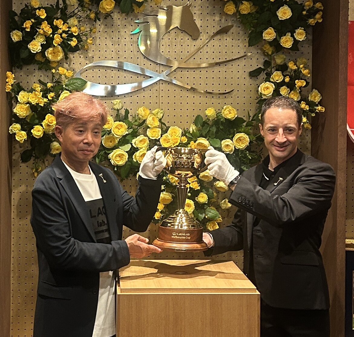 メルボルンカップを掲げる岩田康騎手（左）とクリストフ・ルメール騎手（撮影・原田竣矢）