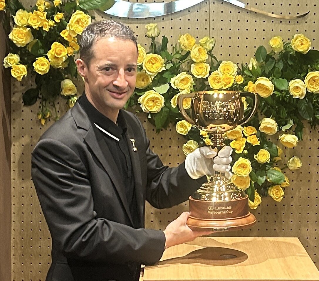 メルボルンカップを掲げるクリストフ・ルメール騎手（撮影・原田竣矢）
