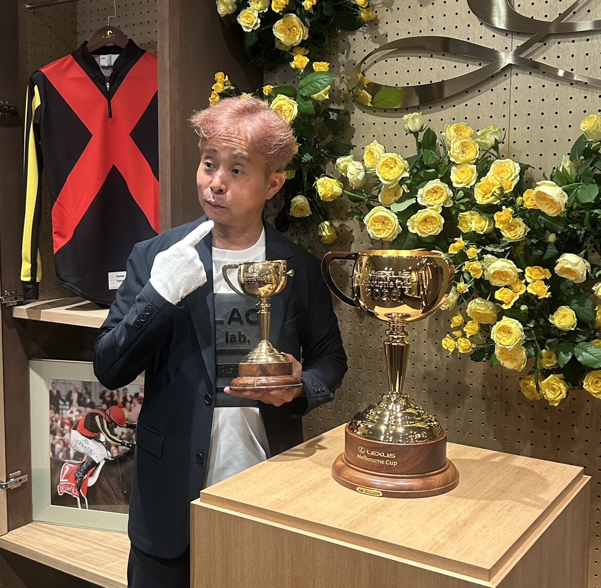 06年にメルボルンCを制した岩田康騎手がトロフィーを手に自身の勝利をアピール（撮影・原田竣矢）