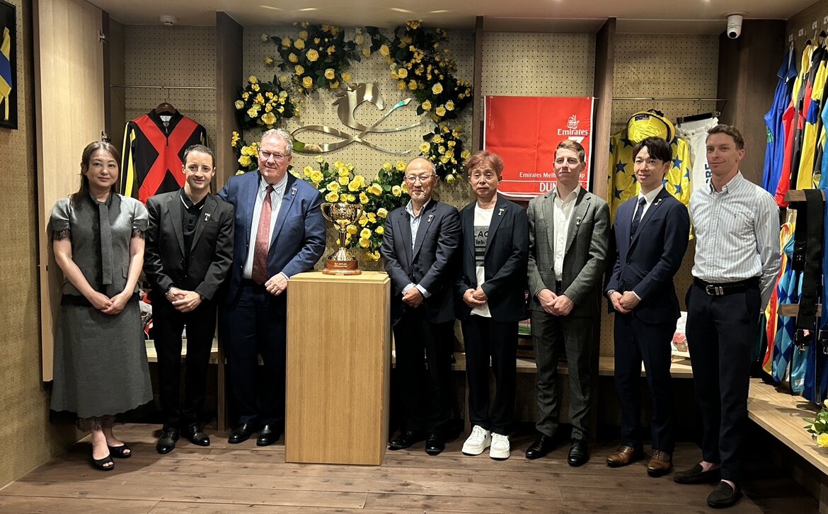 メルボルンカップの除幕式に参加した左からサンデーレーシングの吉田真由美取締役、クリストフ・ルメール騎手、ビクトリアレーシングクラブのリー・ジョーダン競馬統括責任者、角居勝彦元調教師、岩田康誠騎手、ダミアン・レーン騎手、松山弘平騎手、マイケル・ディー騎手（撮影・原田竣矢）