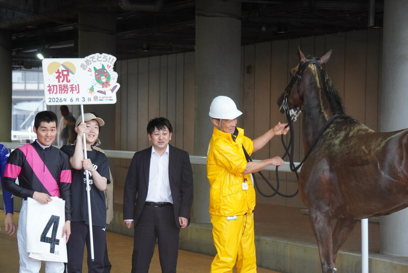 船橋1Rをララティーナで制し、初勝利を挙げた菅原吏久人騎手（左端）
