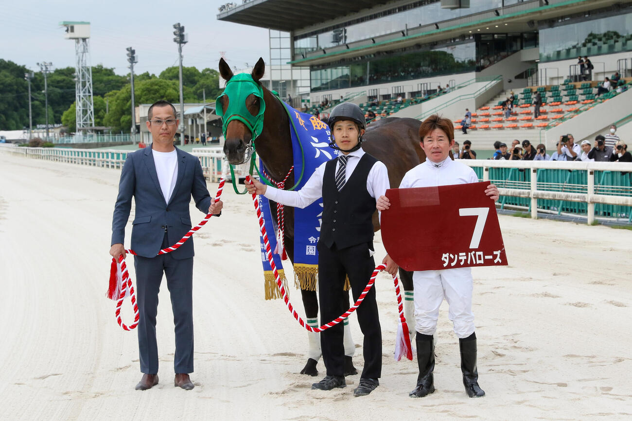 園田の六甲盃を制したダンテバローズと小牧太騎手（提供：兵庫県競馬組合）