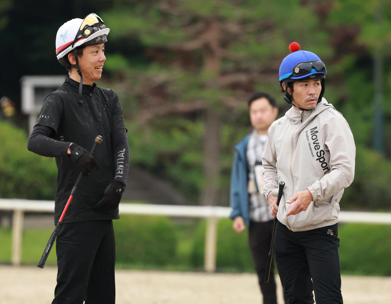 ダノンデサイルの調教を付けた戸崎圭太騎手（右）と話し合う安田翔伍調教師