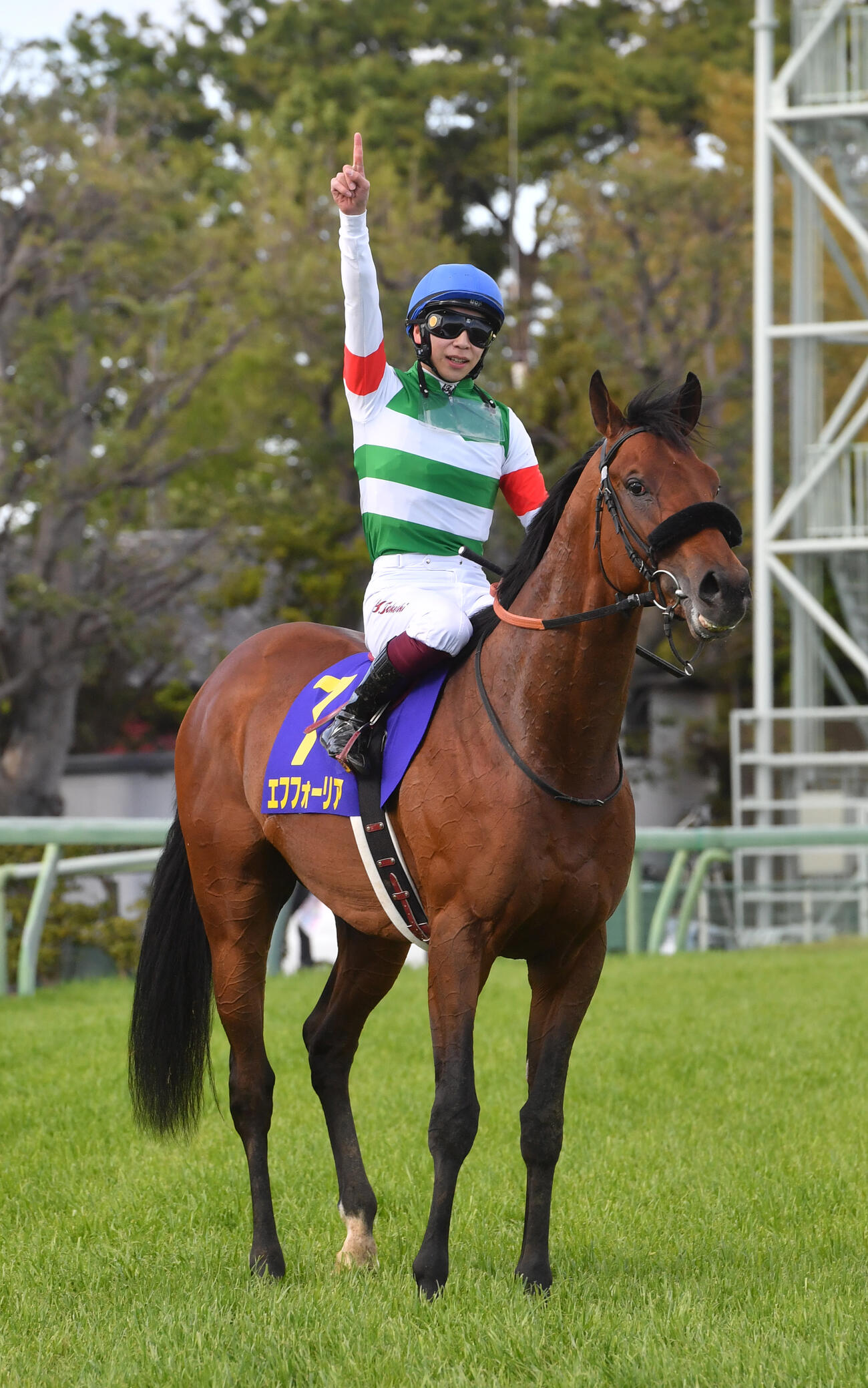 皐月賞を制したエフフォーリアと人さし指を高く突き上げた横山武史騎手（2021年4月18日撮影）