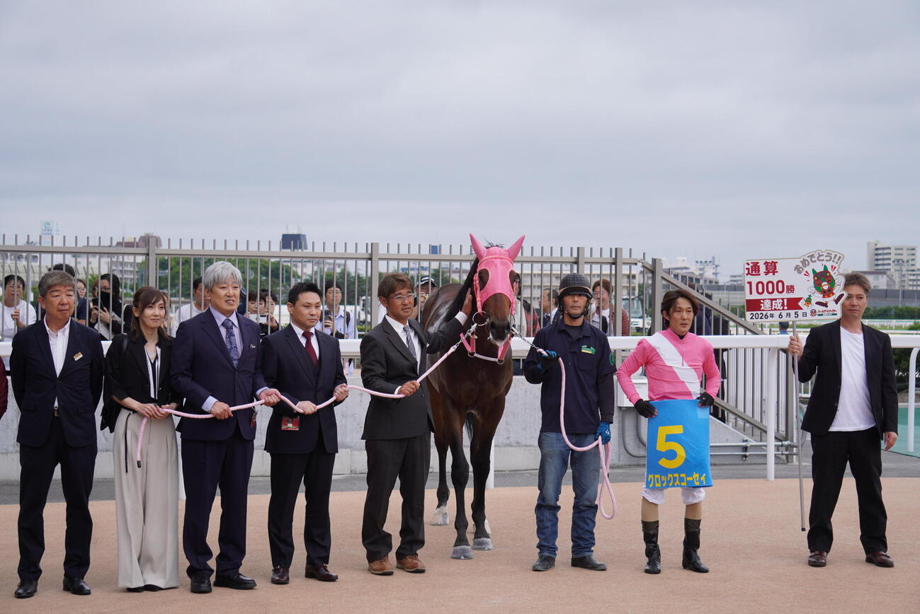 地方通算1000勝を達成した林正人師（左端）