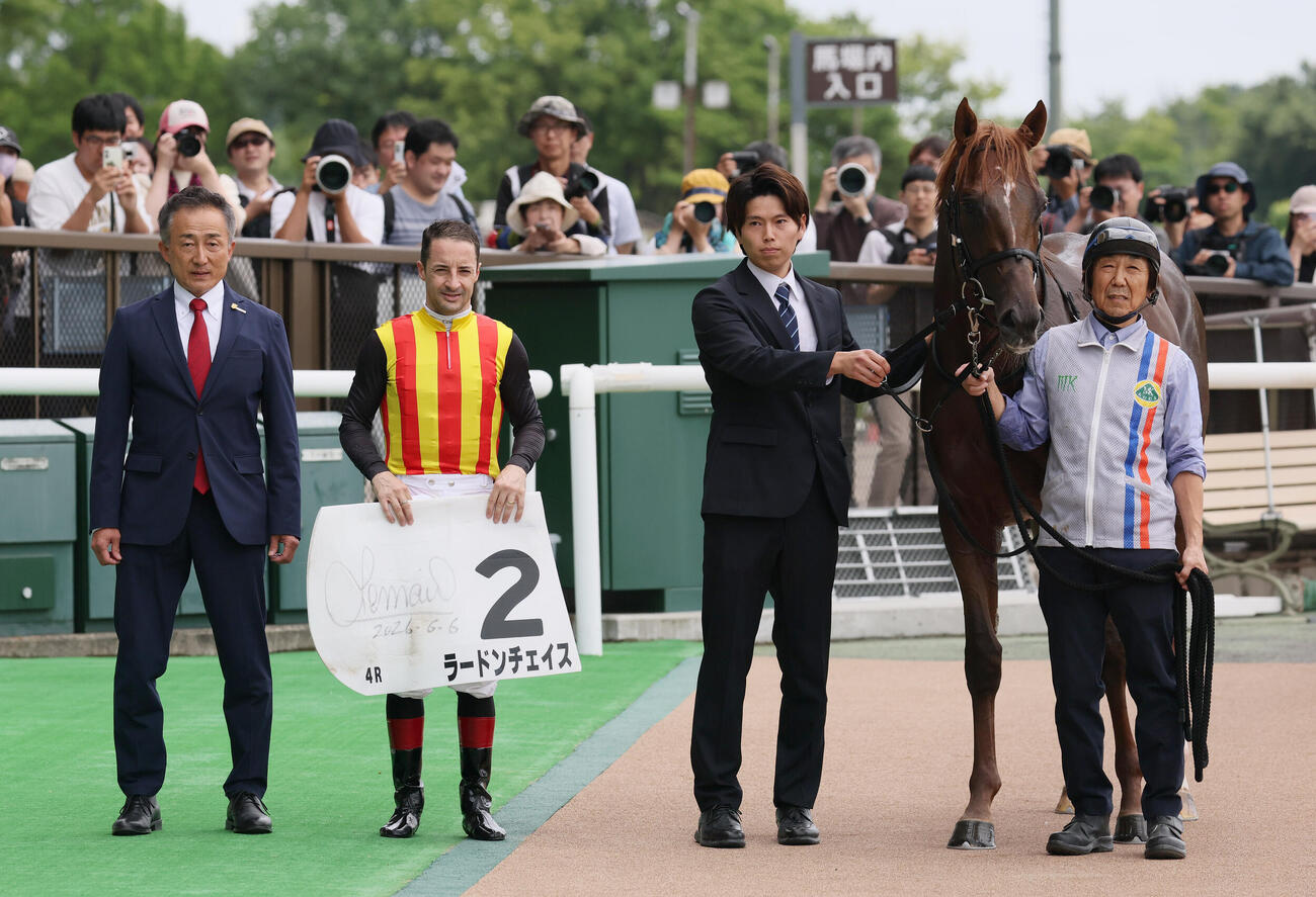 東京4R、2歳新馬戦を制したラードンチェイスの口取りをする古賀慎明調教師とクリストフ・ルメール騎手（撮影・丹羽敏通）