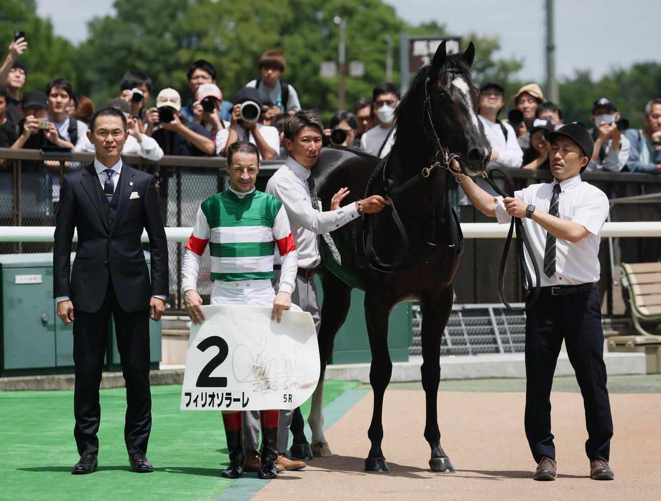東京5R、2歳新馬戦を制したフィリオソラーレの口取りをする木村哲也調教師とクリストフ・ルメール騎手（撮影・丹羽敏通）