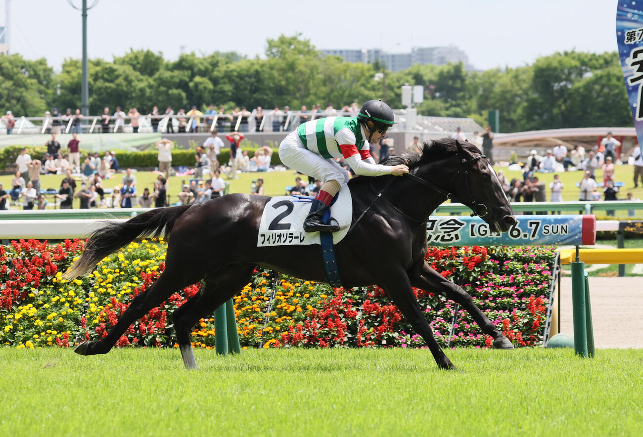 東京5R、2歳新馬戦を制したフィリオソラーレとクリストフ・ルメール騎手（撮影・丹羽敏通）