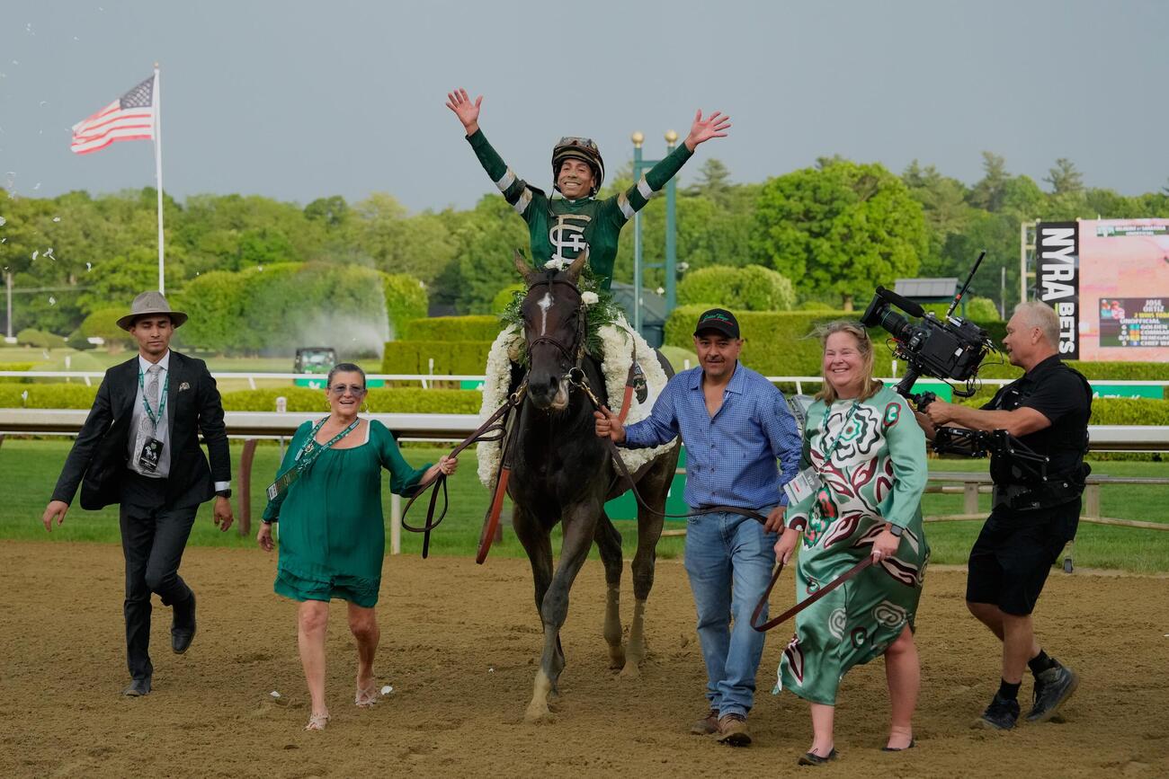 ベルモントSをゴールデンテンポで制し馬上でバンザイのJ・オルティス騎手（AP）