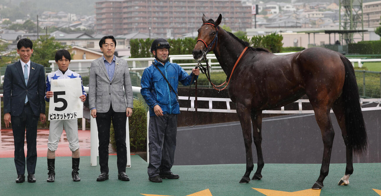 阪神5R、2歳新馬を制した北村友一騎手とビスケットサンドは口取りに納まる（撮影・西尾就之）